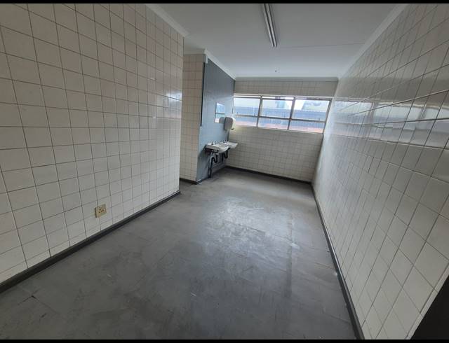 2,200M² WAREHOUSE TO LET IN DENVER